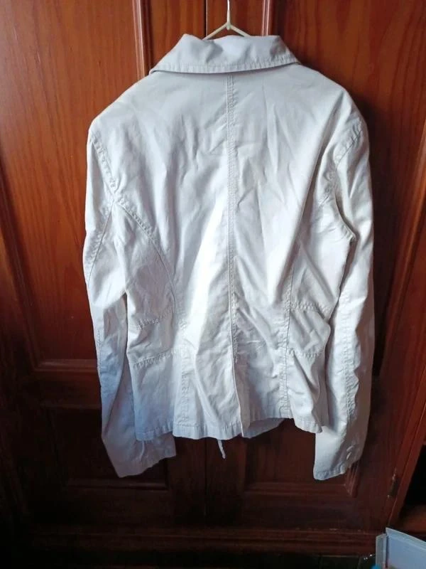 Beige korte trenchcoat van Bershka maat S – photo 2